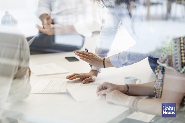 여성관리자는 채용, 급여, 승진, 인사고과 등에서 점점 더 불리해지고 있다고 느끼는 반면, 남성관리자는 이러한 차별이 점차 사라지거나 큰 변화가 없다고 인식하고 있었다. ⓒ베이비뉴스