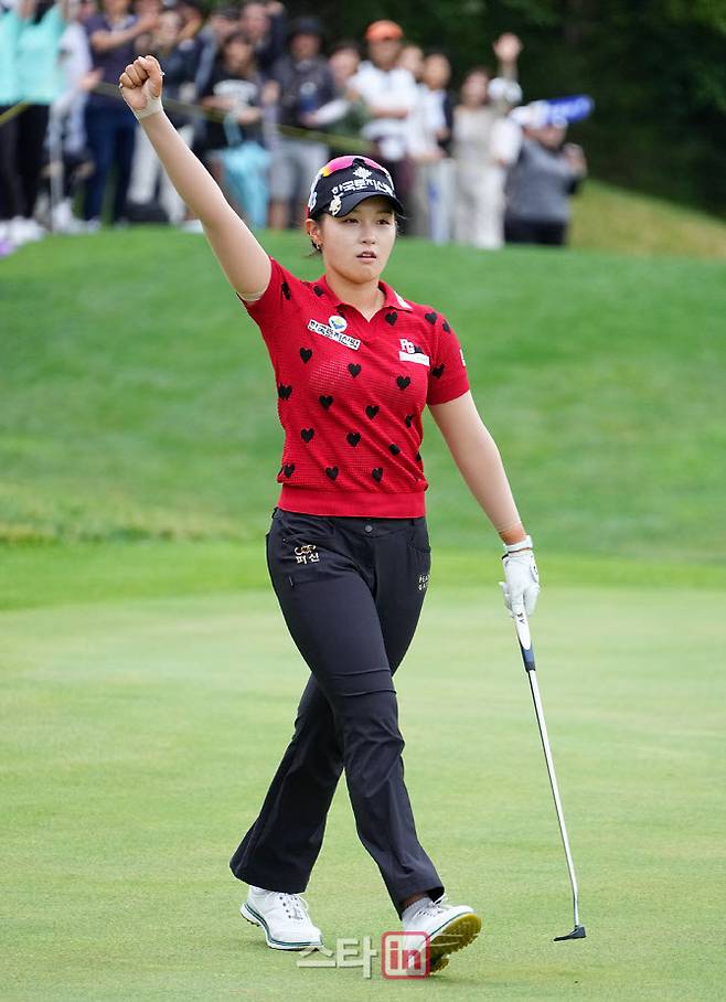 박현경이 2024년 KLPGA 투어 맥콜 모나 용평 오픈에서 연장전에서 우승을 확정하는 버디 퍼트를 넣은 뒤 주먹을 쥐며 기뻐하고 있다. (사진=이데일리DB)