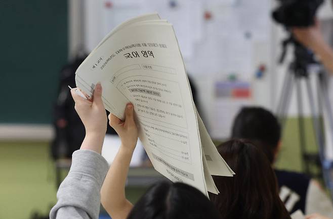 2026학년도 대학수학능력시험 6월 모의평가가 실시된 4일 대구 수성구 대구여자고등학교에서 3학년 학생들이 문제지를 배부받고 있다. (사진=뉴시스)