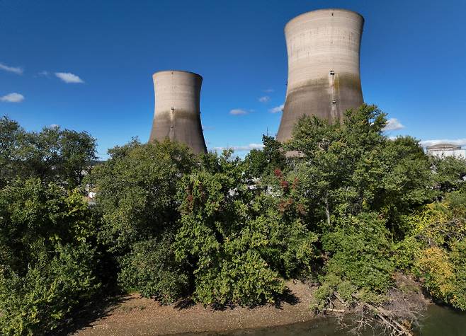 스리마일섬(Three Mile Island) 원자력 발전소.발전소 소유주인 콘스텔레이션 에너지는 2019년 폐쇄된 이 원자로를 2028년까지 재가동하기 위해 16억달러를 투자해 개보수할 계획이다. 이는 마이크로소프트(MS)가 향후 20년간 이 발전소에서 생산되는 모든 전력을 구매하기로 하면서 결정된 조치다. (사진=게티이미지)