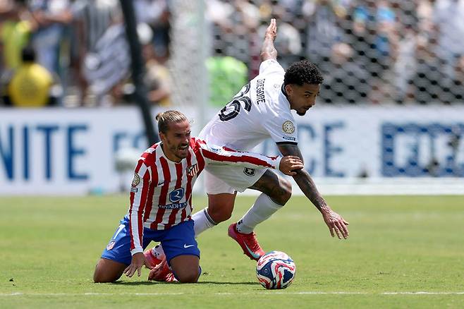 2025년 6월 23일(현지시간), 미국 캘리포니아 패서디나의 로즈볼 스타디움에서 열린 FIFA 클럽 월드컵 B조 경기에서, 아틀레티코 마드리드의 앙투안 그리즈만이 보타포구의 그레고레에게 파울을 당하고 있다.