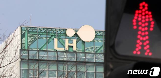 전북 전주시 LH전북본부 인근 신호등에 빨간불이 켜져 있다. 뉴스1 ⓒ News1 유경석 기자