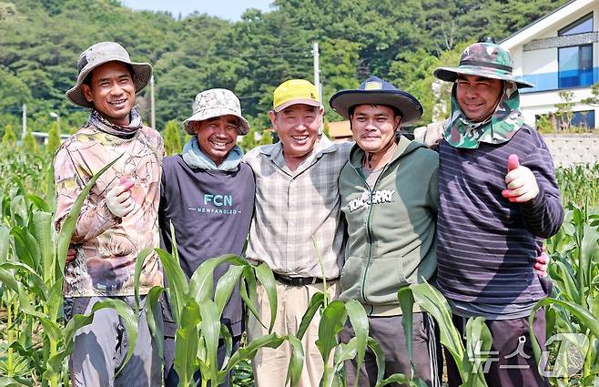 캄보디아에서 입국한 외국인 계절근로자들이 충북 괴산 연풍면의 한 농가의 옥수수 밭에서 즐거운 표정으로 기념촬영을 하고 있다.(괴산군 제공, 재판매 및 DB금지)/뉴스1