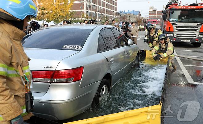 소방관들이 이동식 침수조를 이용한 전기차 화재진압 훈련을 하고 있다. 2024.11.20/뉴스1 ⓒ News1 유경석 기자