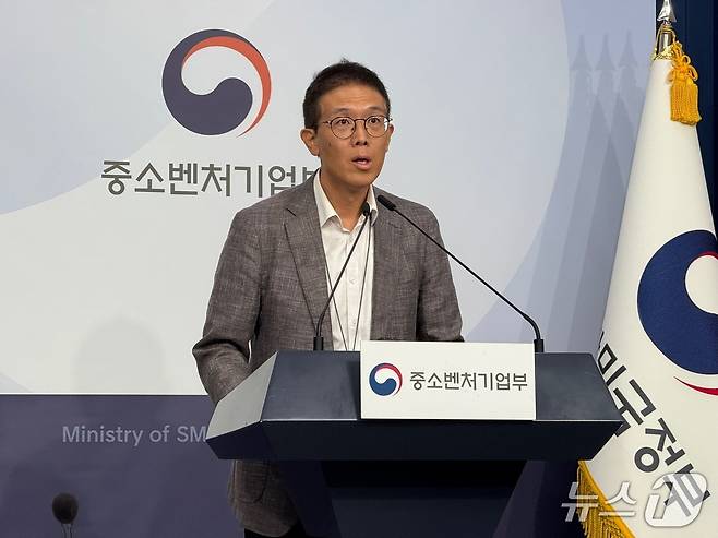 황영호 중소벤처기업부 소상공인경영안정지원단장이 24일 정부서울청사 별관 브리핑실에서 소상공인 경영안정 지원사업에 대해 설명하고 있다. ⓒ 뉴스1 김형준 기자