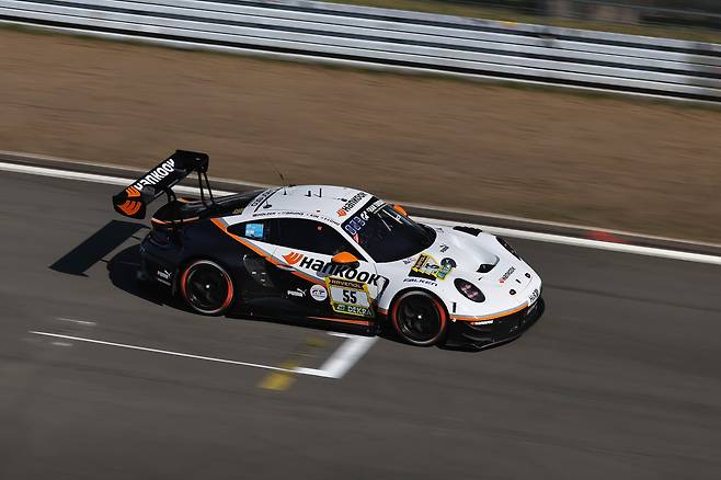 19일 독일 라인란트팔츠주 뉘르부르크에서 개막한 내구레이스 대회 뉘르부르크링 24시에 출전한 한국컴피티션 차량이 '녹색 지옥'으로 불리는 트랙을 주행하는 모습<자료사진>(한국앤컴퍼니 제공). 2025.06.19.