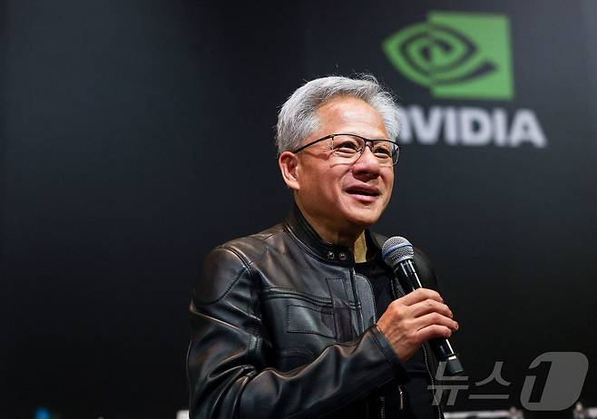 젠슨 황 엔비디아 CEO가 21일(현지시간) 대만 타이베이에서 기자회견을 갖고 "중국 시장은 매우 중요하다. 우리가 다시 중국 시장에서 경쟁할 수 있도록 정책이 바뀌길 바란다"고 말하고 있다. 2025.05.22 ⓒ AFP=뉴스1 ⓒ News1 우동명 기자