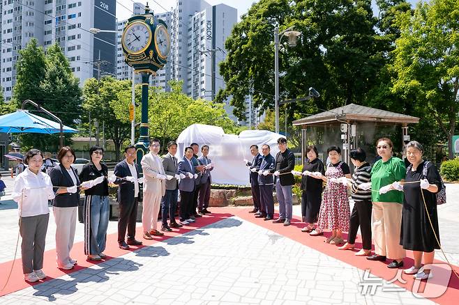 지난 23일 부산 북구 화명장미공원에서 열린 기후위시시계 제막식에서 참석자들이 기념촬영을 하고 있다. (부산 북구 제공. 재판매 및 DB 금지)