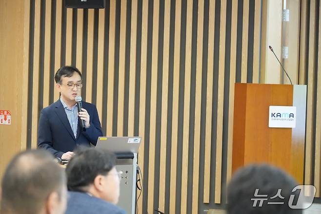 김준기 한국자동차모빌리티산업협회(KAMA) 상무가 24일 서울 서초구 자동차회관에서 열린 자동차모빌리티산업연합회(KAIA) 포럼에서 미래 자동차 기술 분야에서 세액 공제를 확대할 필요성을 역설하고 있다(KAMA 제공). 2025.06.24.