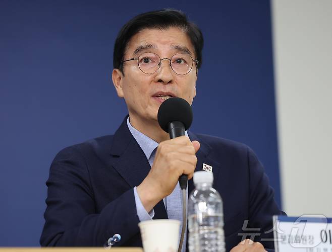 이해식 정치행정분과위원장이 22일 오후 서울 종로구 정부서울청사 창성동 별관에서 열린 기자간담회에서 취재진 질문에 답변하고 있다. 2025.6.22/뉴스1 ⓒ News1 김진환 기자