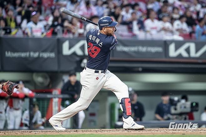 롯데 레이예스가 14일 광주-기아 챔피언스 필드에서 열린 2025 KBO리그 KIA전에서 안타를 때리고 있다. 사진 | 롯데 자이언츠