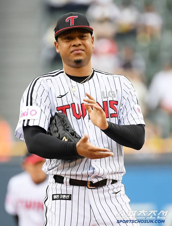 21일 잠실구장에서 열린 LG 트윈스와 두산 베어스의 경기. LG 에르난데스가 숨을 고르고 있다. 잠실=박재만 기자 pjm@sportschosun.com/2025.06.21/