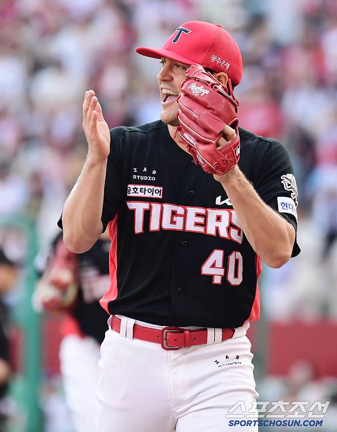 22일 인천 SSG랜더스필드에서 열린 SSG와 KIA의 경기. 5회말 1사 1루. 박성한의 타구를 호수비로 병살 처리한 박찬호에게 박수를 보내고 있는 KIA 네일. 인천=송정헌 기자songs@sportschosun.com/2025.06.22/