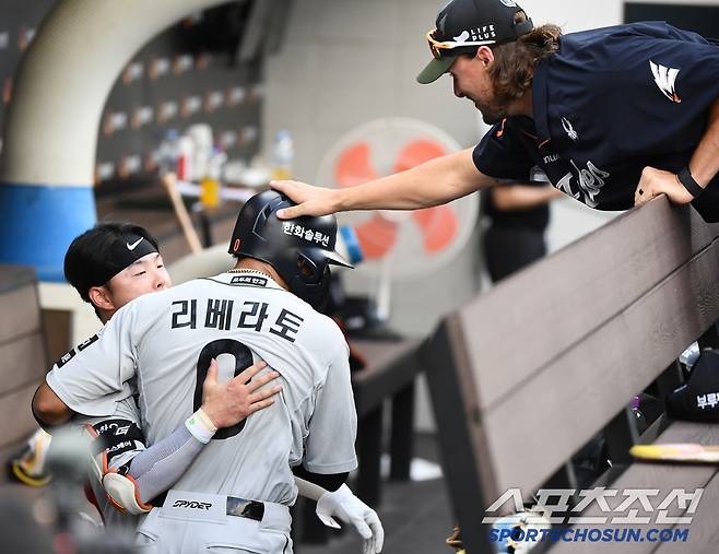 22일 대전 한화생명볼파크에서 열린 키움-한화전. 4회말 2사 1, 2루 노시환의 안타 때 득점한 리베라토가 환영받고 있다. 대전=정재근 기자 cjg@sportschosun.com/2025.6.22/