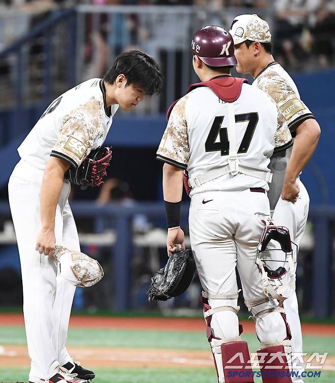 24일 서울 고척스카이돔에서 열린 KIA-키움전. 5회초 무사 만루를 허용한 김윤하가 교체되며 코치를 향해 인사하고 있다. 고척=정재근 기자 cjg@sportschosun.com/2025.6.24/