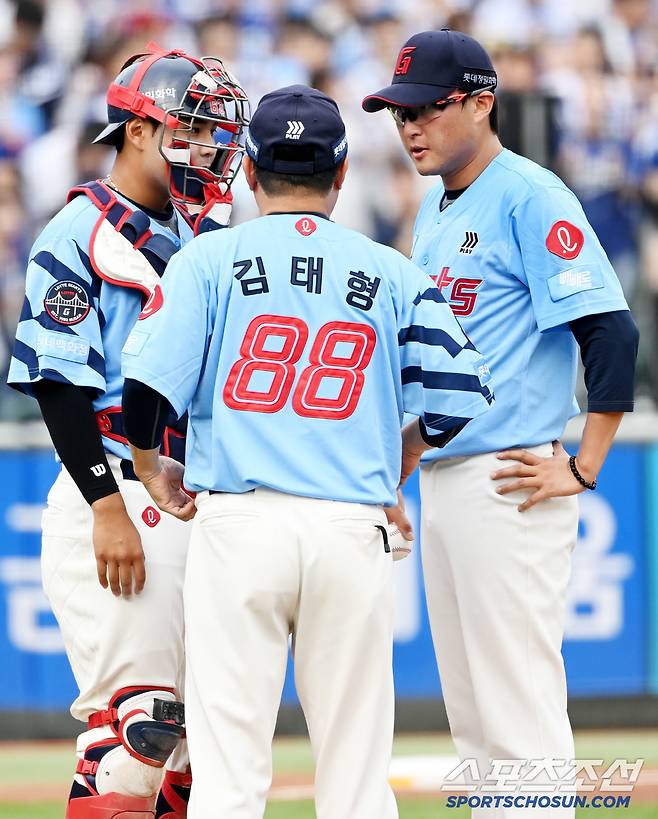 22일 부산 사직야구장에서 열린 삼성과 롯데의 경기, 2회초 박세웅이 실점 위기를 맞자 김태형 감독이 마운드에 올라 이야기를 하고 있다. 부산=허상욱 기자wook@sportschosun.com/2025.06.22/