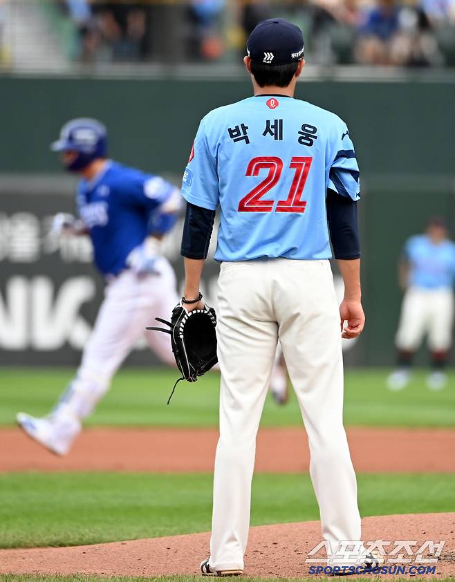 22일 부산 사직야구장에서 열린 삼성과 롯데의 경기, 1회초 2사 1,3루 롯데 박세웅이 삼성 박병호에 선제 3점홈런을 허용하며 아쉬워하고 있다. 부산=허상욱 기자wook@sportschosun.com/2025.06.22/