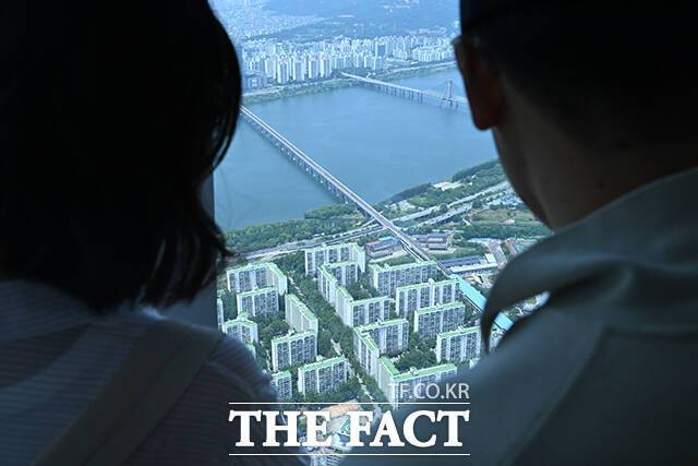 서울 강남3구(강남·서초·송파)지역 부동산 가격이 급등한 지난 18일 오후 서울 송파구 롯데월드타워 서울스카이에서 시민들이 잠실 일대 주택을 바라보고 있다. /장윤석 기자