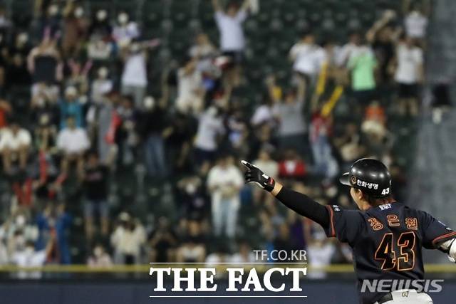 2022년 프로야구 올스타전 연장 10회초 승부치기에서 끝내기 3점 홈런을 날린 정은원이 기뻐하고 있다. 팬들도 열광하고 있다. /뉴시스