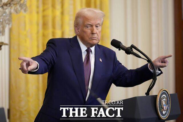 트럼프 대통령은 23일(현지시간) 자신의 SNS 트루스소셜에 "모두에게 축하드린다. 이스라엘과 이란은 전면적이고 완전한 휴전에 전적으로 합의했다"며 "휴전은 12시간 동안 유지될 예정이며 그 시점에서 전쟁은 공식적으로 종료된다. 이란은 휴전을 먼저 시작하고, 12시간 후 이스라엘이 휴전을 시작하며, 24시간이 되는 시점에는 12일 전쟁의 공식적인 종료가 선포될 것"이라고 밝혔다. /AP·뉴시스