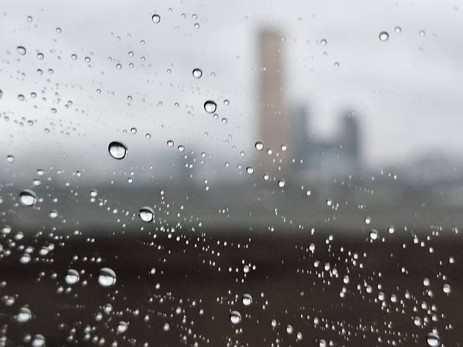 2025년 장마 기간과 태풍 동향, 오해와 진실= 2025년 태풍 2호 ‘스팟’은 일본 동쪽 해상에서 25일 열대저압부로 소멸할 것으로 전망된다.우리나라에 직접적인 영향은 없지만, 기상 변동성은 매우 불안한 상황이다. 2025년 장마는 평년보다 일주일여 앞당겨 시작됐고, 강수는 국지적으로 짧고 거세게 쏟아지는 패턴으로 바뀌고 있다. ⓒbnt뉴스