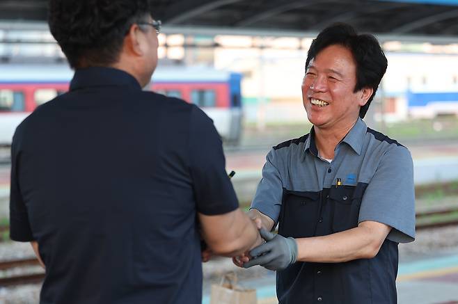 김영훈 고용노동부 장관 후보자가 23일 경북 김천역에서 ITX-마음 열차를 운행하기 전 역무원에게 축하 인사를 받고 있다./연합뉴스