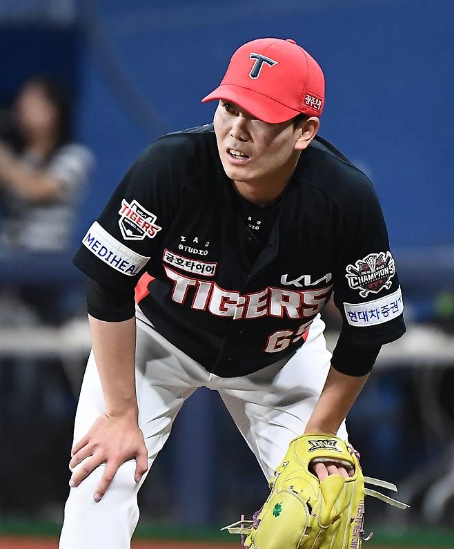 24일 서울 고척스카이돔에서 열린 KIA-키움전. 6회말 1사 1, 2루 성영탁이 등판했지만 임지열에게 스리런포를 허용한 뒤 아쉬워 하는 모습이다. /정재근 스포츠조선 기자