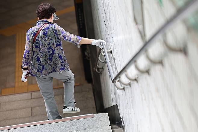 지난 5월 27일 서울 시내 한 지하철역에서 한 어르신이 난간을 잡고 계단을 내려가고 있다. 사진은 기사 내용과 직접적인 관련 없음. /뉴스1