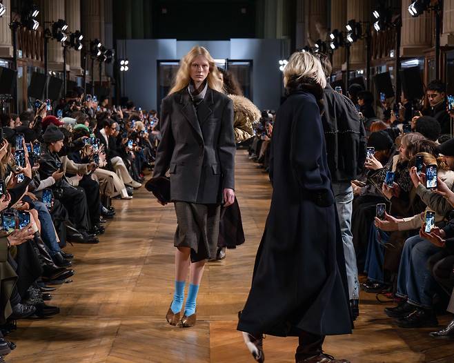 지난 1월 23일(현지 시각) 프랑스 파리 국립 자연사 박물관에서 열린 시스템·시스템옴므 2025년 가을·겨울 프레젠테이션 쇼. /한섬 제공