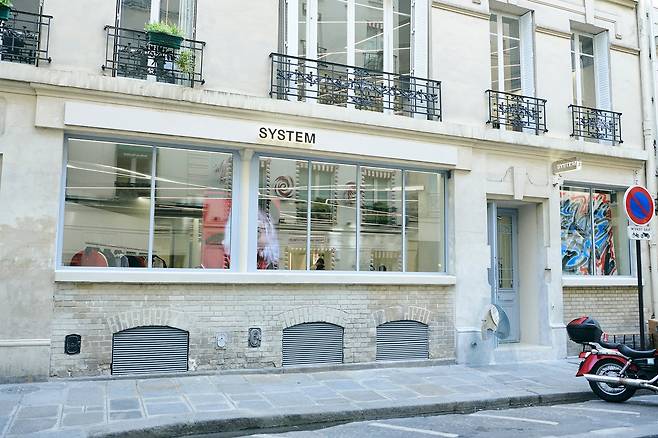 시스템 파리 플래그십스토어 전경. /한섬 제공