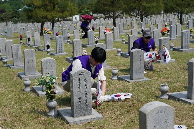효성 임직원들이 국립서울현충원 1사1묘역 묘역정화 활동에 참여했다.