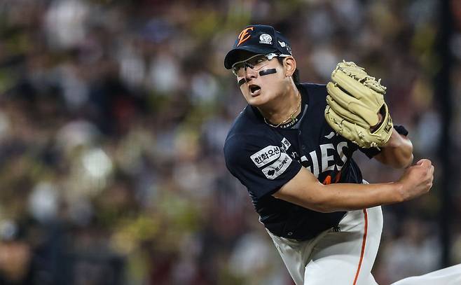프로야구 선두 한화의 김서현이 23일 발표된 올스타전 팬 투표 결과 역대 최다인 178만6837표를 받았다. 김서현은 선수단 투표에서도 220표를 얻어 나눔 올스타 마무리 투수로 이름을 올렸다. 올해 올스타전은 다음 달 12일 대전 한화생명 볼파크에서 열린다. 한화 제공