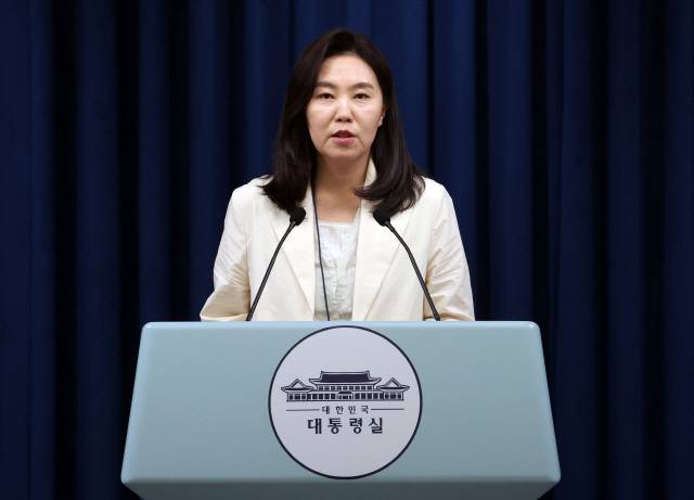 강유정 대통령실 대변인이 24일 용산 대통령실에서 국무회의 관련 브리핑을 하고 있다. 연합뉴스.