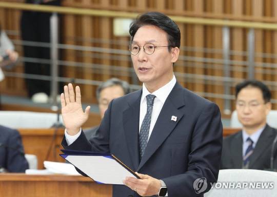 김민석 국무총리 후보자가 24일 서울 국회에서 열린 인사청문회에서 선서하고 있다. 연합뉴스