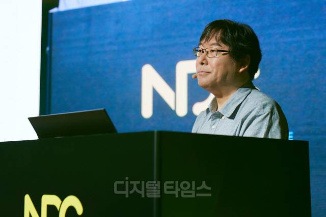 박용현 넥슨게임즈 대표가 24일 판교 경기창조혁신센터에서 열린 NDC2025 키노트 세션에서 국내 게임사가 나아갈 방향을 제시하고 있다. 넥슨 제공