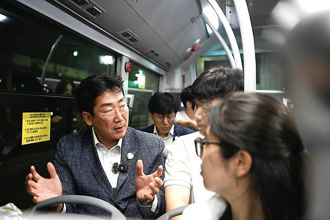 심야버스에 탑승해 청년·대학생 목소리 경청하는 원강수 원주시장. 뉴시스