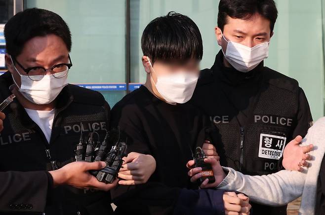 윤석열 대통령 파면 선고 날 경찰버스 유리창을 깬 30대 남성 이모씨가 지난 4월 11일 오전 서울 성북경찰서에서 검찰로 송치되고 있다. /사진=뉴스1