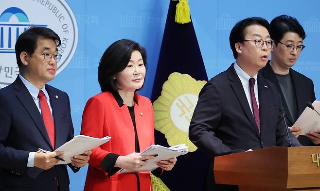 국민의힘 국무총리 인사청문특위 위원인 배준영(왼쪽부터)·김희정·곽규택·주진우 의원이 23일 서울 여의도 국회 소통관에서 김민석 후보자의 자녀 특혜 의혹과 관련해 자진 사퇴를 촉구하는 기자회견을 하고 있다. 연합뉴스