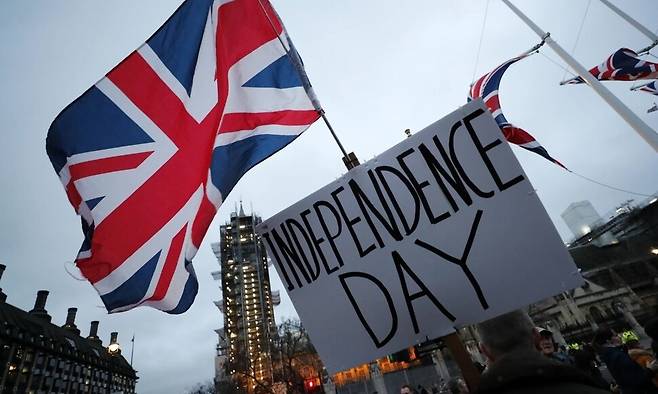 브렉시트가 공식 시작됐던 2020년 1월31일 영국 런던에서 브렉시트 지지자들이 영국 국기를 흔들며 축하하고 있다. AP 연합뉴스