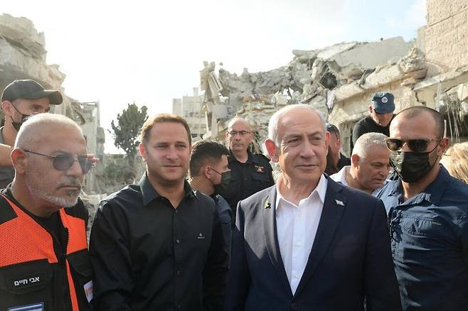 네타냐후 총리가 23일(현지시각) 이란의 공격을 받은 리숀레지온을 방문해 주민들과 대화를 하고 있다. 네타냐후 소셜미디어 엑스(X) 갈무리