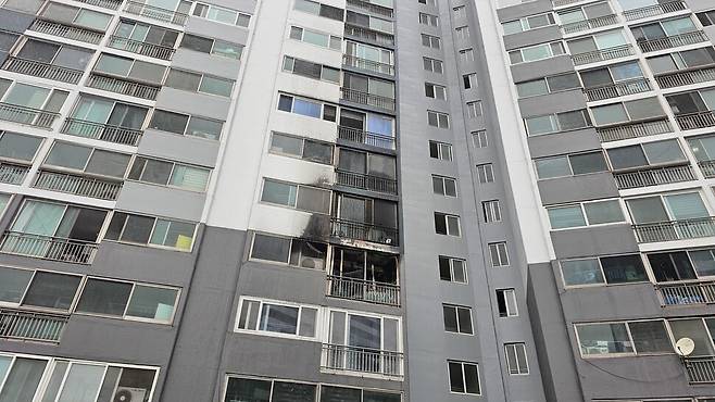24일 새벽 4시15분께 부산 부산진구 개금동의 한 아파트 4층에서 원인을 알 수 없는 불이 났다. 부산시 소방재난본부 제공