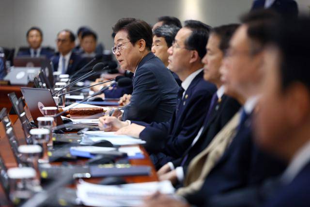 이재명 대통령이 24일 서울 용산 대통령실에서 열린 국무회의에서 발언하고 있다. 왕태석 선임기자