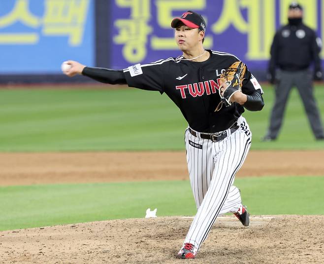 LG 트윈스와 kt위즈의 2023 KBO 한국시리즈 3차전 경기가 10일 오후 수원 KT위즈파크에서 열렸다. LG 투수 정우영이 5회 등판 역투하고있다. 수원=정시종 기자 capa@edaily.co.kr /2023.11.10.
