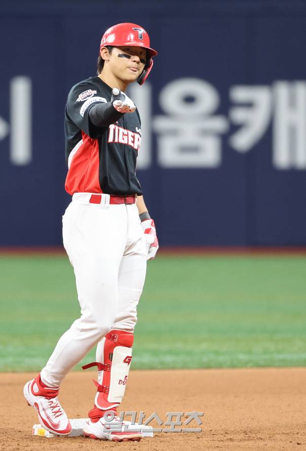 2025 KB0리그 프로야구 키움 히어로즈와 KIA 타이거즈의 경기가 7일 오후 서울 고척스카이돔에서 열렸다. 8회초 무사 만루 김도영이 주자를 모두 불러들이는 3티점 적시2루타를 치고 출루해 기뻐하고 있다. 고척=김민규 기자