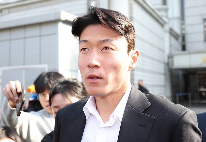 <yonhap photo-4612=""> '불법촬영' 황의조, 1심서 징역형 집행유예 (서울=연합뉴스) 김성민 기자 = 불법 촬영 혐의로 재판에 넘겨진 축구선수 황의조가 14일 서울 서초구 서울중앙지법에서 열린 1심에서 징역 1년에 집행유예 2년을 선고받은 뒤 법원을 나서고 있다. 2025.2.14 ksm7976@yna.co.kr/2025-02-14 15:01:43/ <저작권자 ⓒ 1980-2025 ㈜연합뉴스. 무단 전재 재배포 금지, AI 학습 및 활용 금지></yonhap>