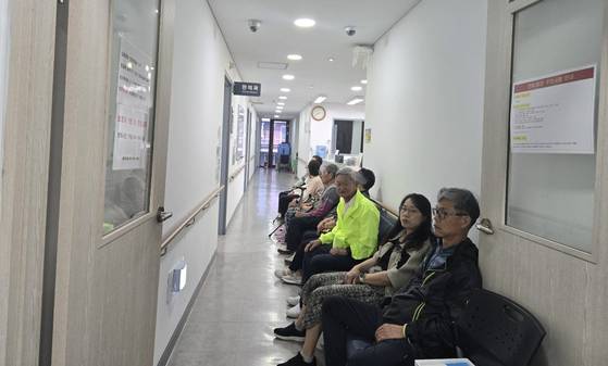 18일 오전 충남 청양군 청양보건의료원 2층 한의과 앞에서 환자들이 진료를 받기 위해 기다리고 있다. 신진호 기자