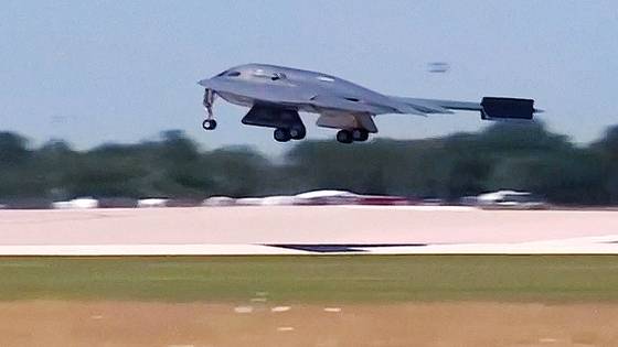 미국 공군 B-2 스텔스 폭격기가 이란의 주요 핵 시설을 공격한 뒤 22일(현지시간) 미주리주 화이트맨 공군 기지에 귀환하고 있다. 로이터=연합뉴스