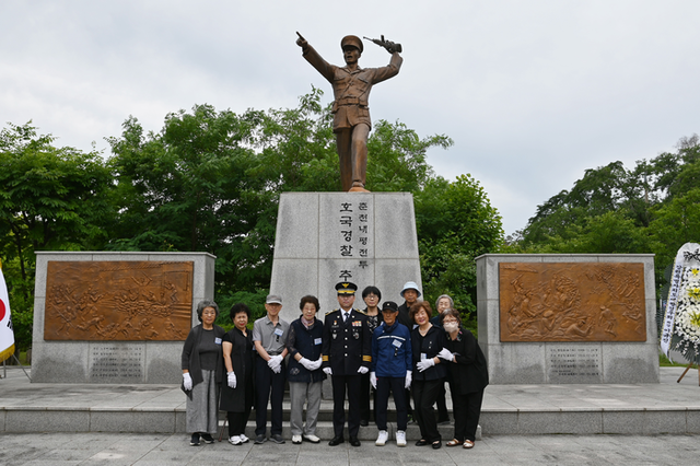 ▲ 강원경찰청(청장 엄성규)이 6·25 전쟁 75주년을 맞아 24일 춘천 내평전투 호국영웅 추모상에서 ‘제10회 내평전투 호국영웅 추념식’을 진행했다.