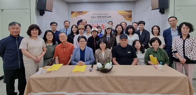 김달진문학관의 '시야, 놀자!'에 참여한 시인과 독자들.