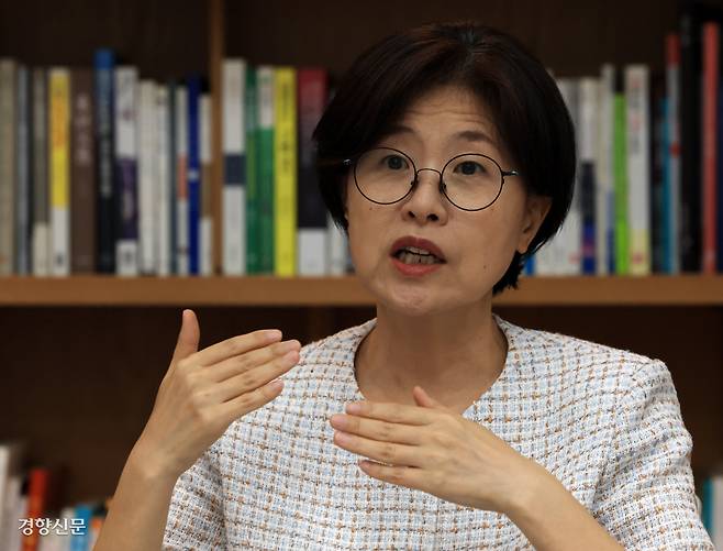 김양희 대구대 경제금융통상학과 교수가 지난 18일 경향신문과 인터뷰하면서 ‘경제안보’ 개념에 대해 설명하고 있다. 김 교수는 “축구의 리베로처럼 경제와 안보의 칸막이를 넘나들며 서로를 연결하는 조직체계가 대통령실과 정부 조직에 구축될 필요가 있다”고 했다. 서성일 선임기자